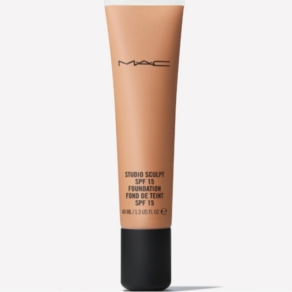 MAC Studio Sculpt Broad Spectrum SPF 15 Foundation NW40 - Picture 2 of 13
